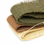 Gros plan des bandes de toile de jute pour camoufler le casque US M1  et son filet