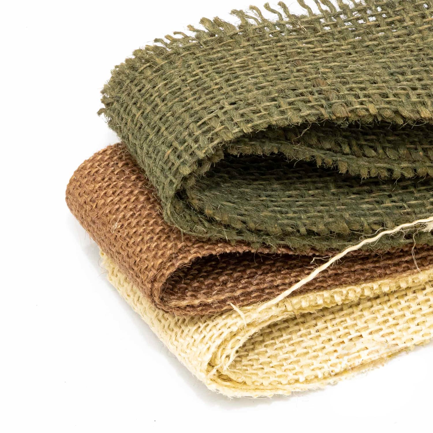 Gros plan des bandes de toile de jute pour camoufler le casque US M1  et son filet