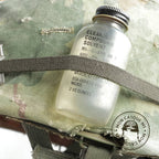 Casque Complet Parachutiste Vietnam accessoire cleaning compound solvent daté 1967