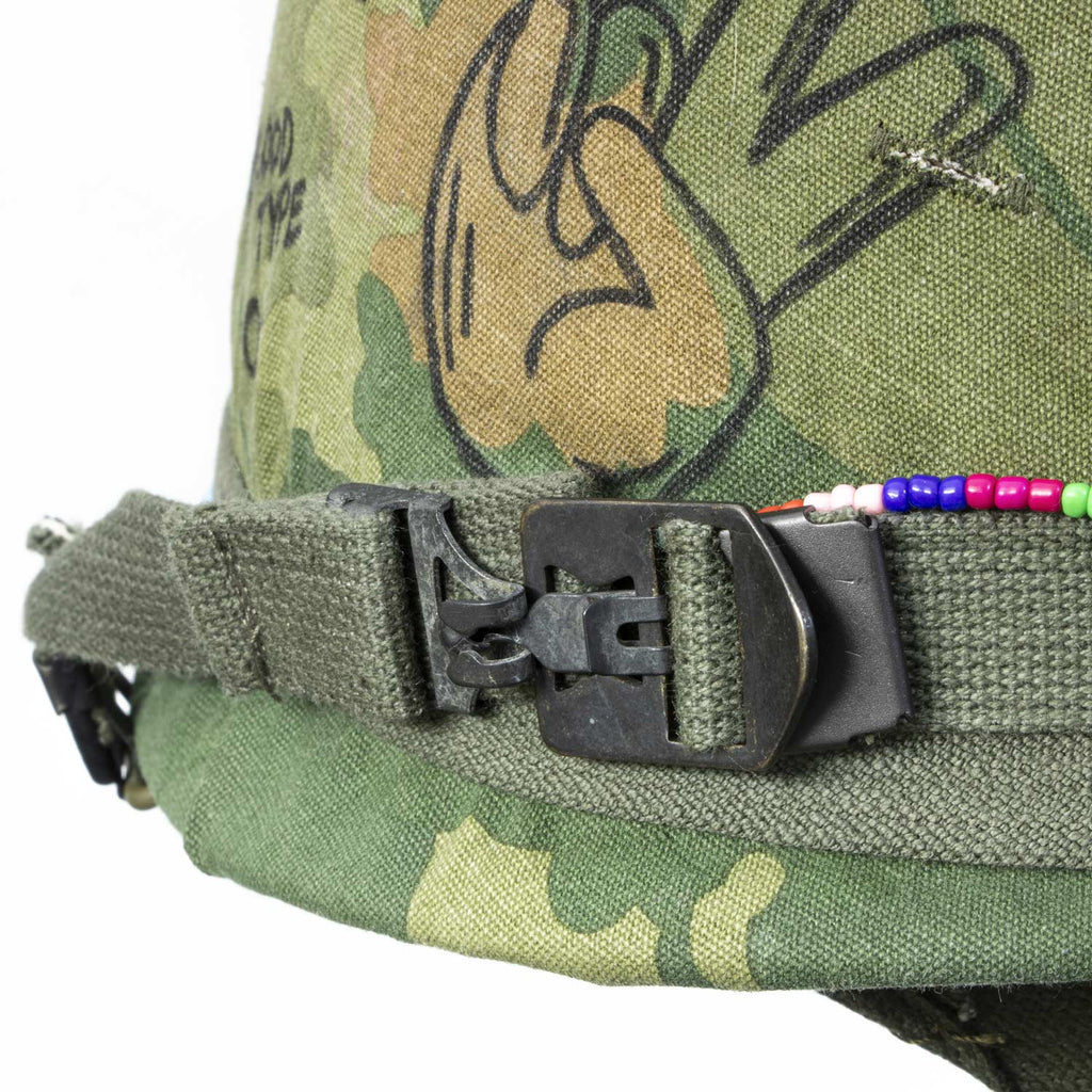 Casque Complet Vietnam The Hippie gros plan de la jugulaire du casque lourd