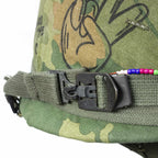Casque Complet Vietnam The Hippie gros plan de la jugulaire du casque lourd