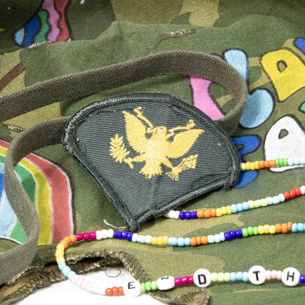 Casque Complet Vietnam The Hippie gros plan sur l'insigne Specialist 4 E-4