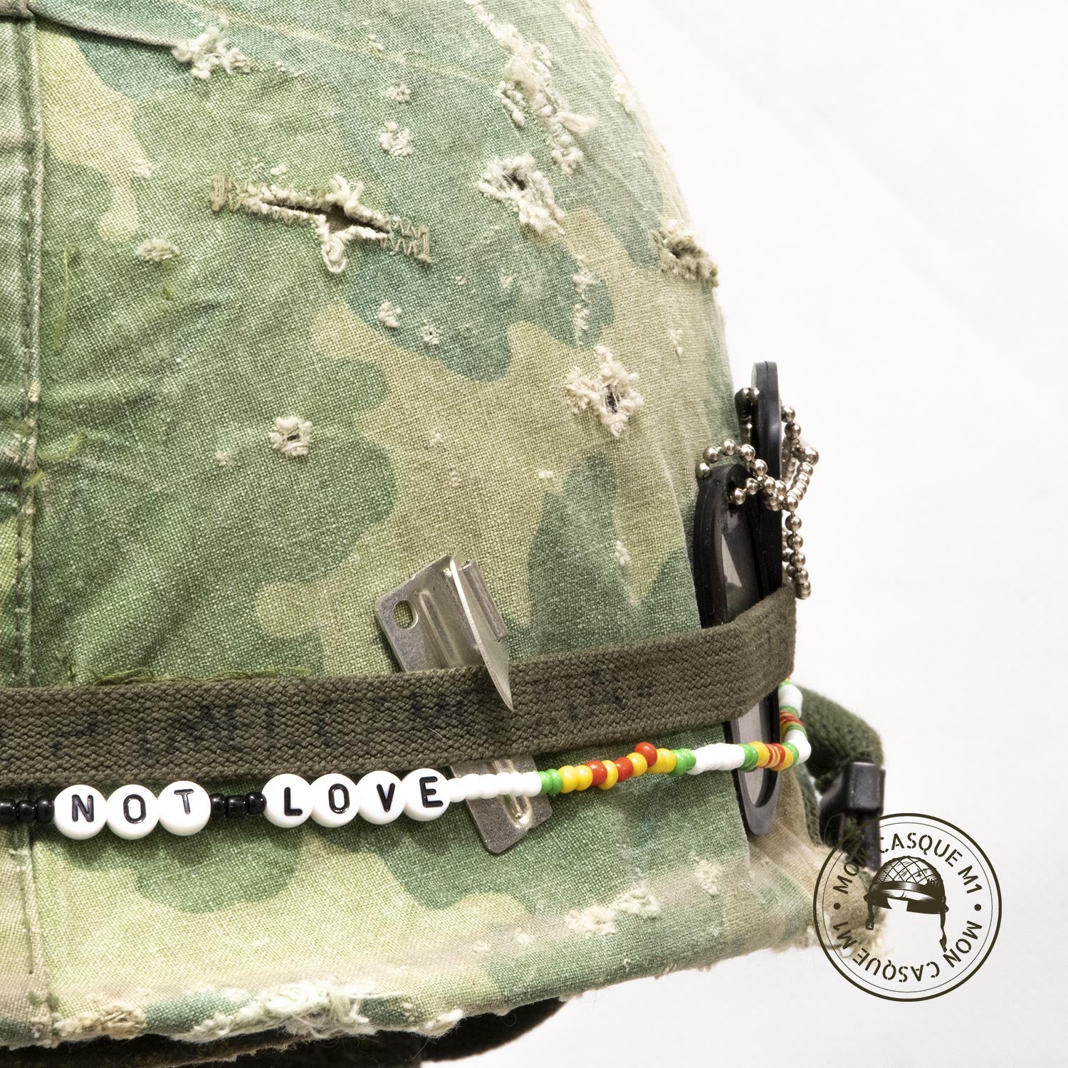 Casque US M1 Vietnam The Pacifist gros plan sur l'ouvre boite P-38