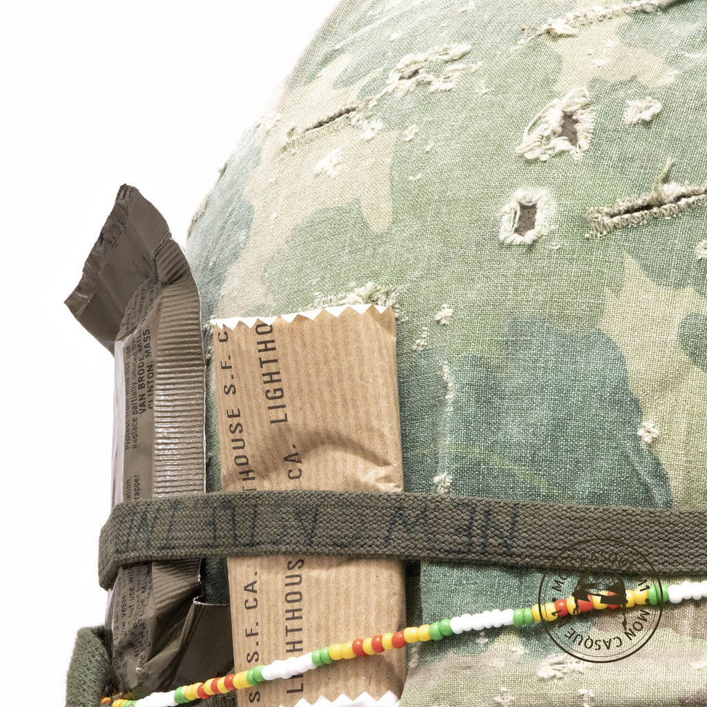 Casque US M1 Vietnam The Pacifist gros plan sur le papier toilette de ration MRE