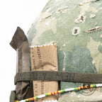 Casque US M1 Vietnam The Pacifist gros plan sur le papier toilette de ration MRE