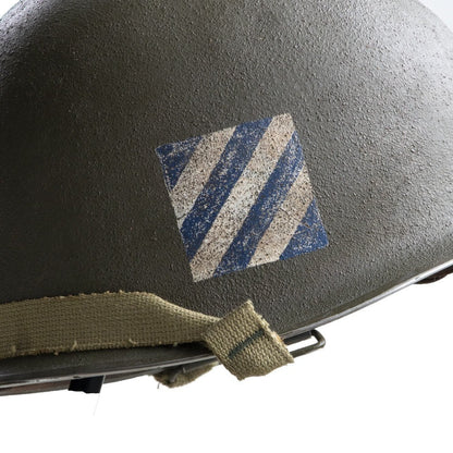 Casque Complet Battle Battered 3rd Infantry Division gros plan de l'insigne