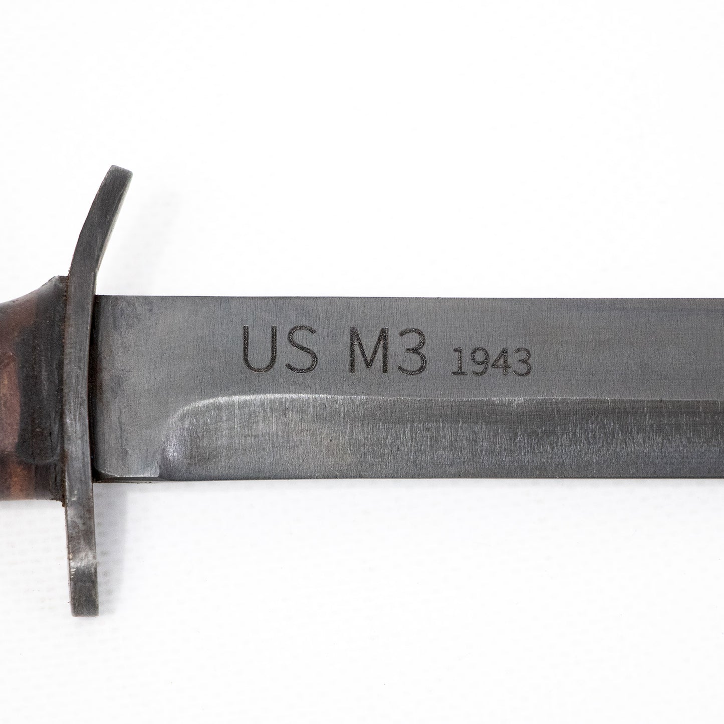 Couteau de combat USM3 US WW2 porté par les soldats US durant la Seconde Guerre Mondiale gros plan du marquage de la lame