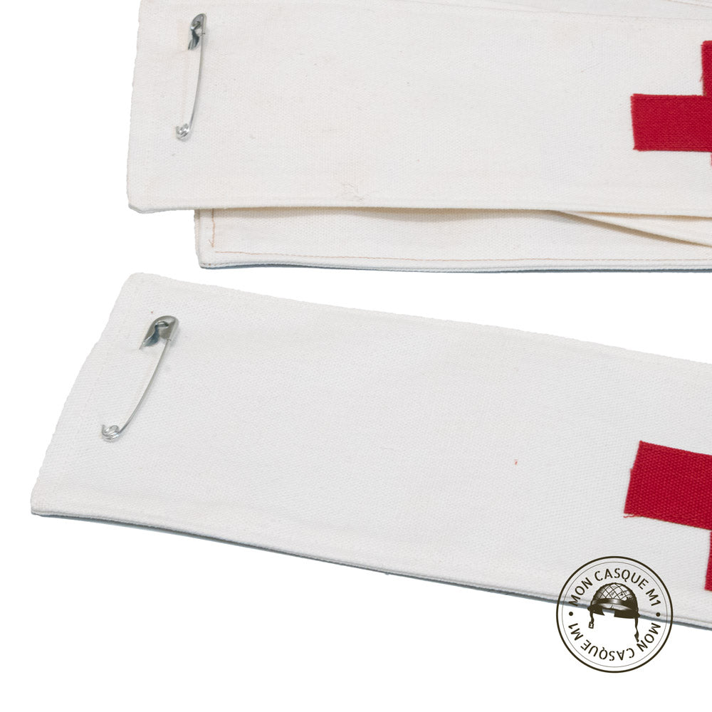 Gros plan de l'épingle de brassard d'infirmier avec sa croix rouge