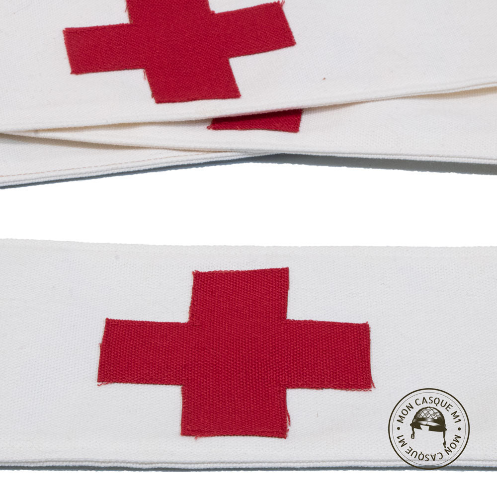 Gros plan de croix rouge du brassard d'infirmier