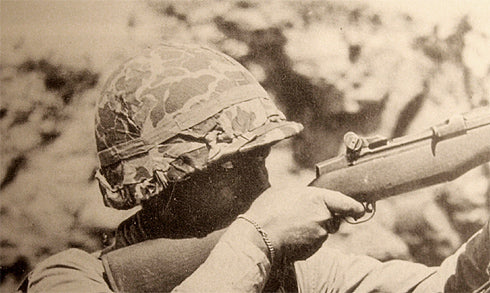 Soldat US dans le Pacifique portant le couvre casque moustiquaire