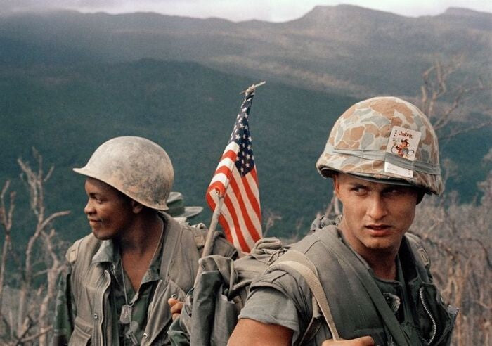 Soldats US durant la guerre du Vietnam portant le couvre casque moustiquaire